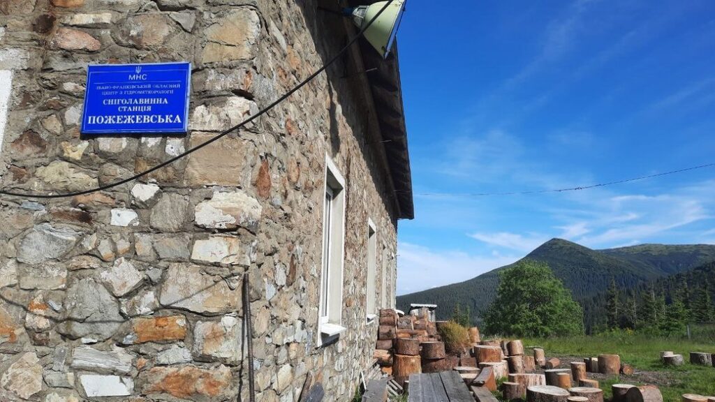 Сніголавинна станція в горах на тлі неба