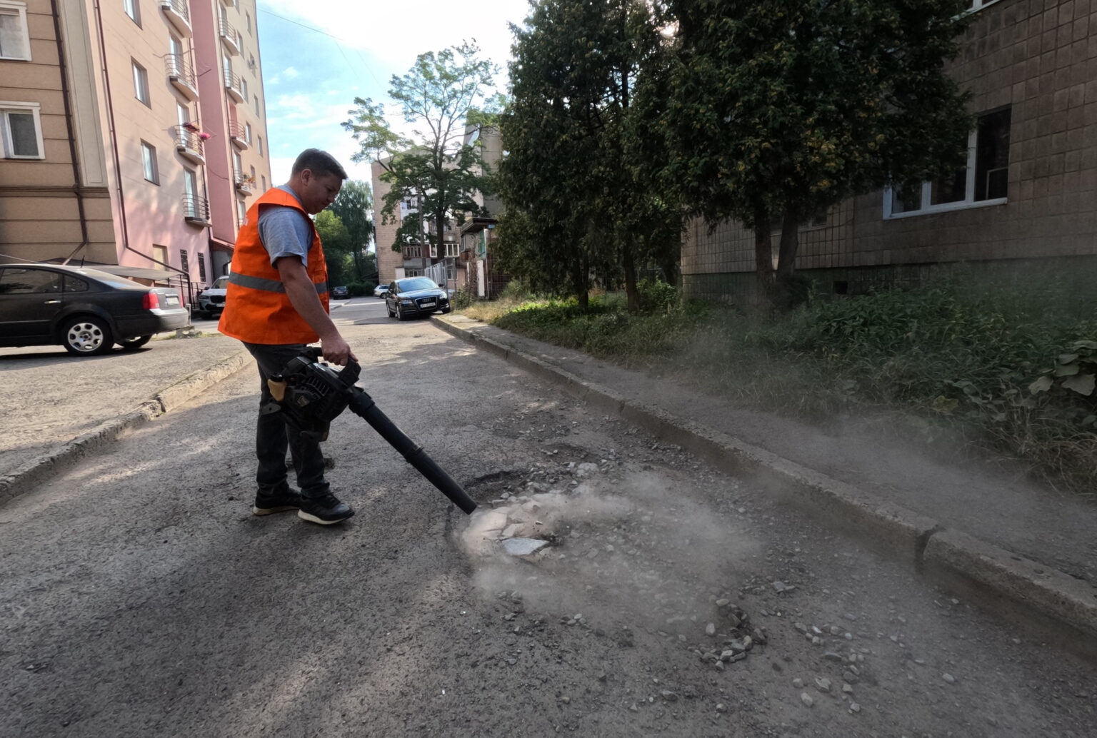 У Франківську працівники міської ради допомагають комунальникам латати дороги