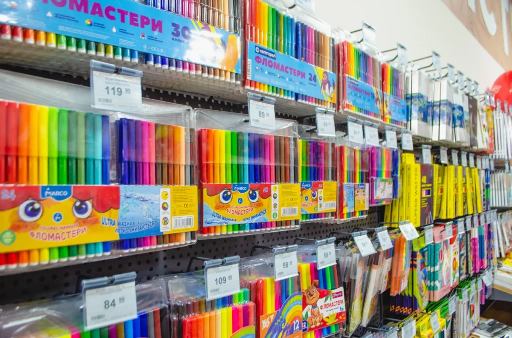 Від форми до фломастерів: скільки коштує зібрати першачка у Франківську