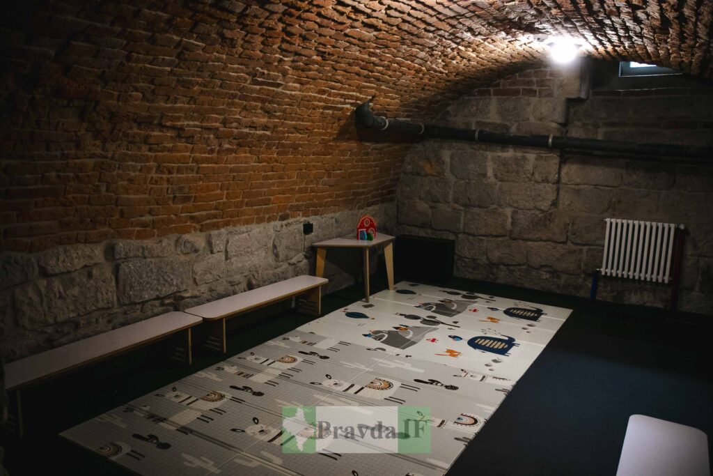 Дитяча кімната з ігровим килимом у підвалі.