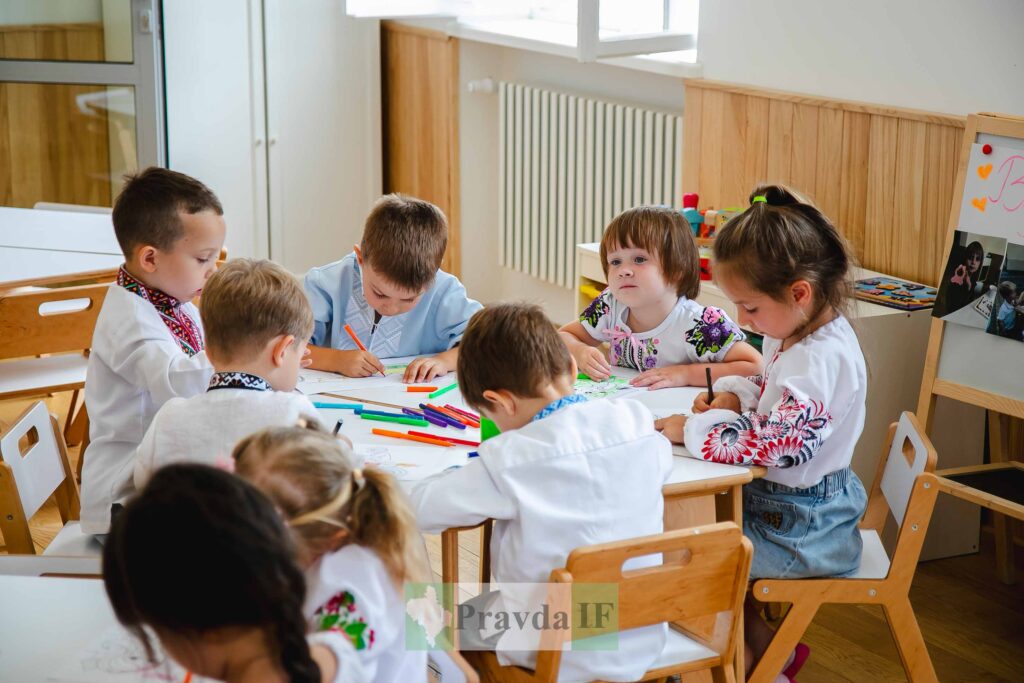 Діти вишивають і малюють в класі.