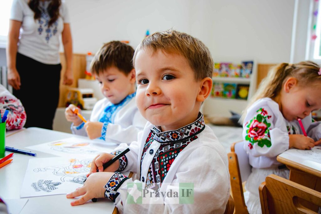 Діти у вишиванках малюють у класі
