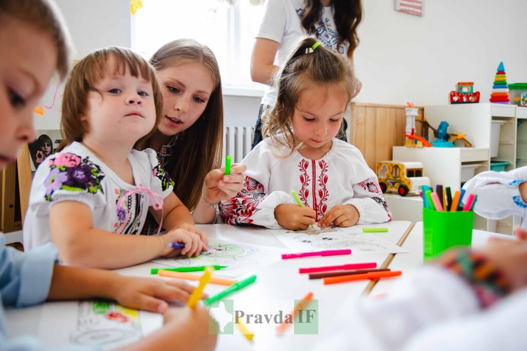 Діти малюють у дитячому садку.