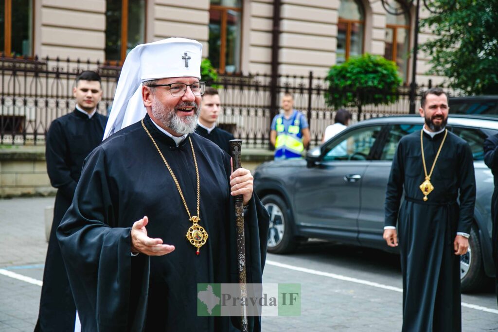 Священники спілкуються на вулиці біля автомобіля