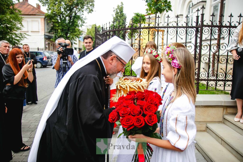Привітання гостей у вишиванках з хлібом і квітами.