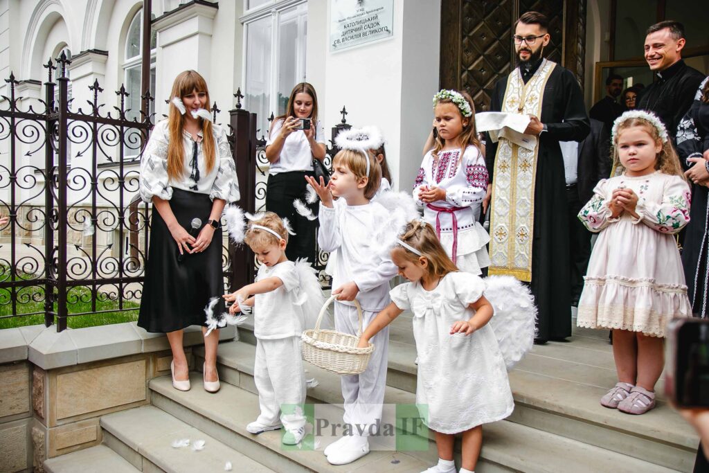 Діти в костюмах ангелів на сходах церкви.