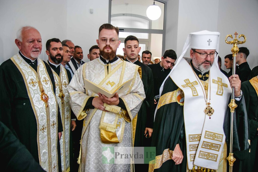 Православні священнослужителі на церковній службі.