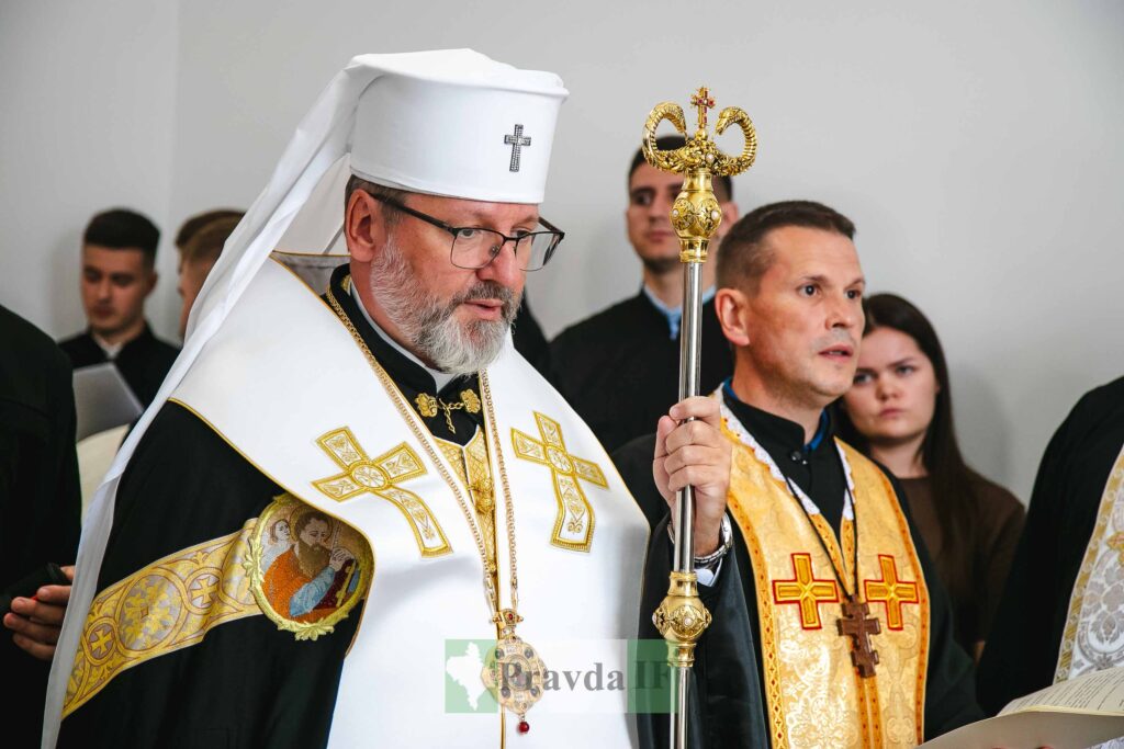 Церковна служба з двома священиками в рясах.