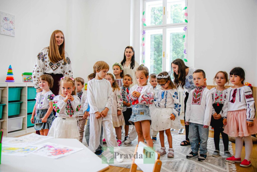Діти у вишиванках в класі біля вікна