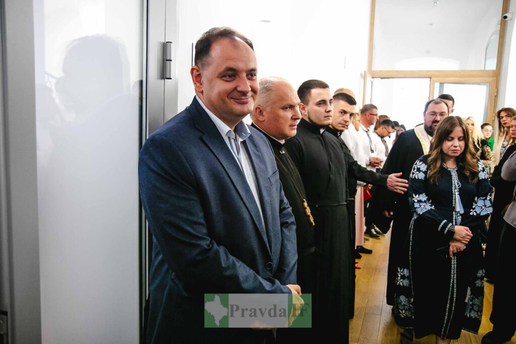 Люди у коридорі під час події