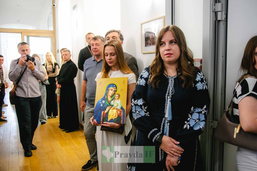 Люди на заході з іконою Богородиці