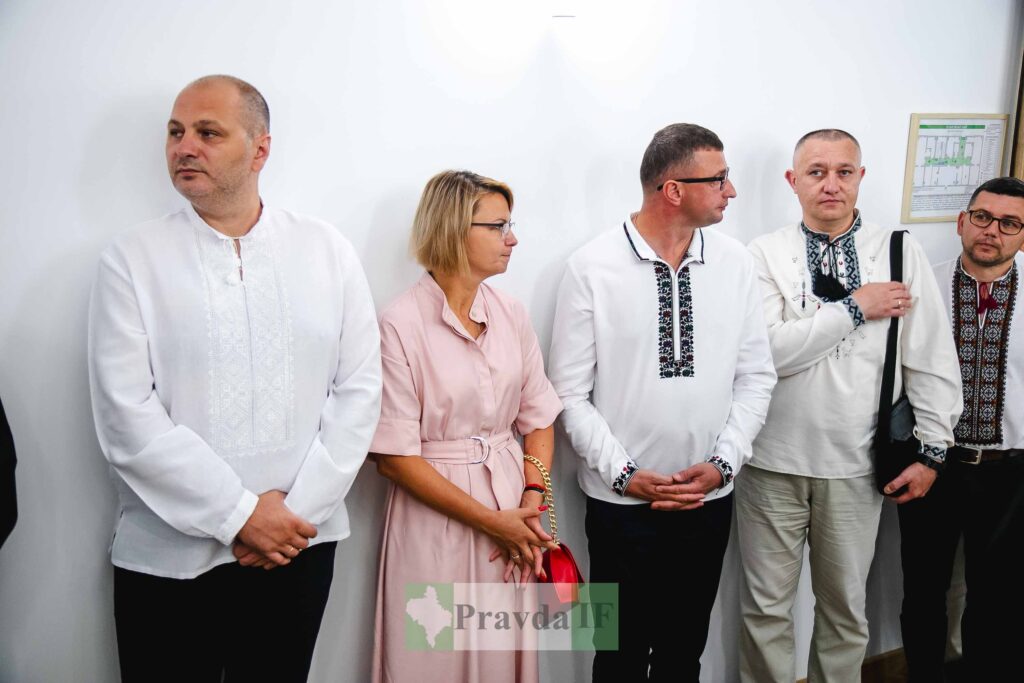 Люди в українському національному одязі на заході.