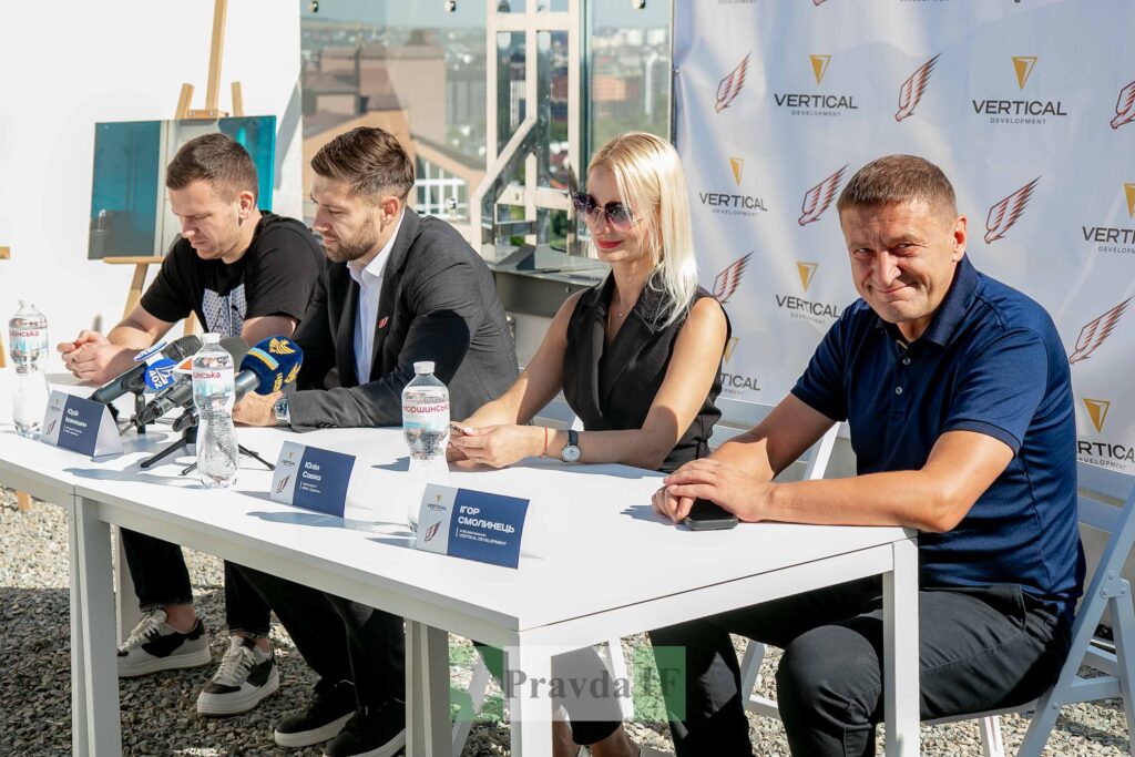Пресконференція на відкритому повітрі з учасниками.