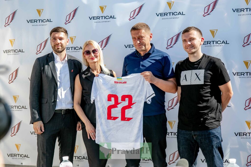 Група людей з футболкою номер 22