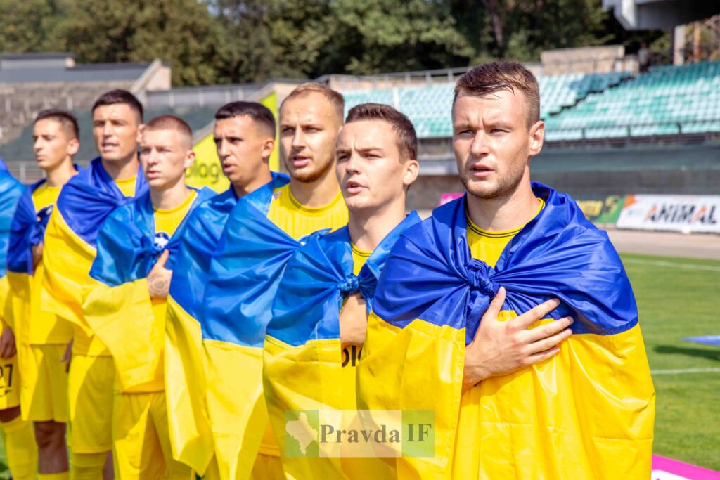 Футболісти в українських прапорах співають гімн