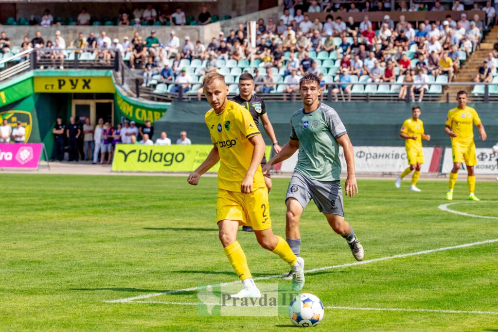 Футбольний матч, гравці на полі