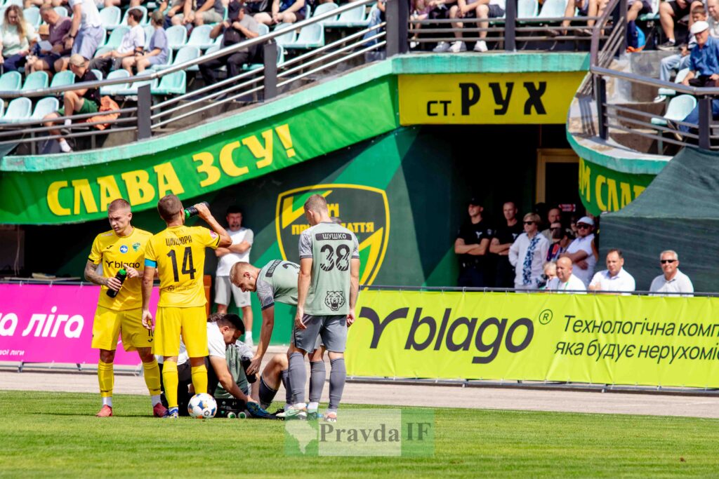 Футбольний матч на стадіоні Рух із гравцями