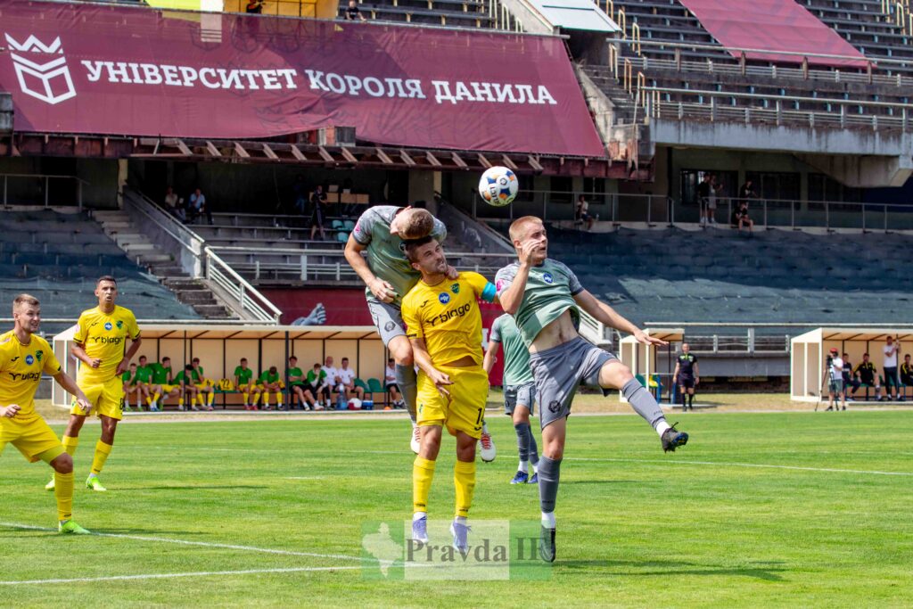 Футбольний матч на стадіоні університету Короля Данила