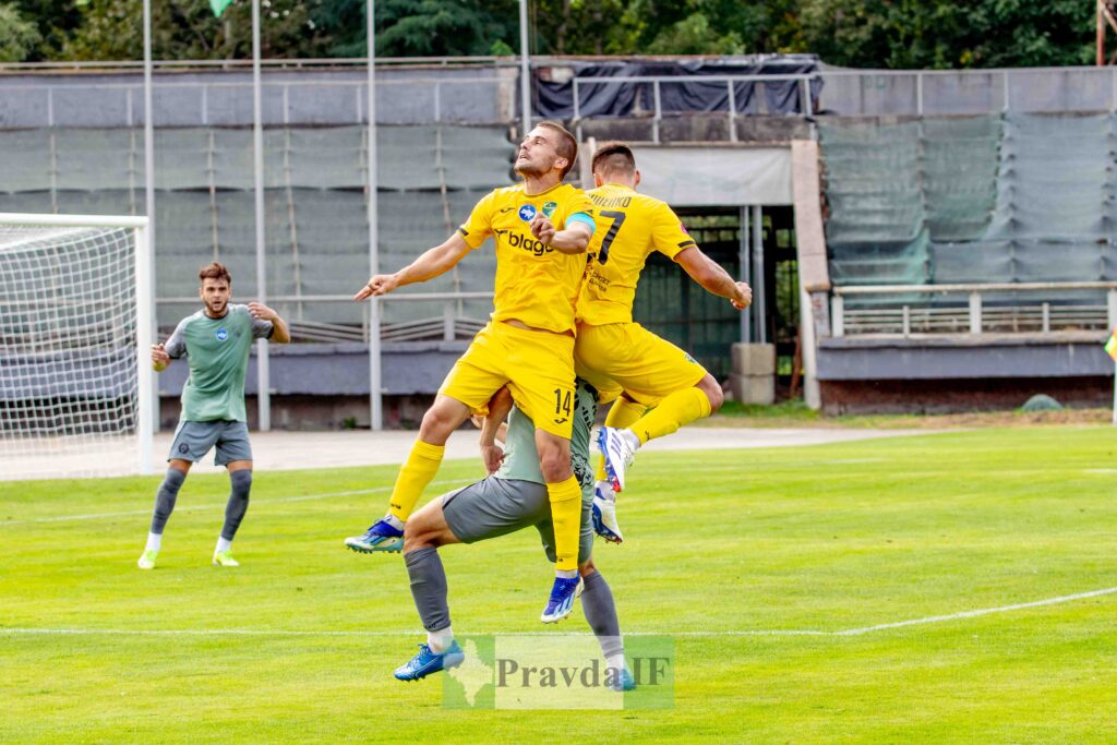 Футболісти змагаються за м'яч на полі.