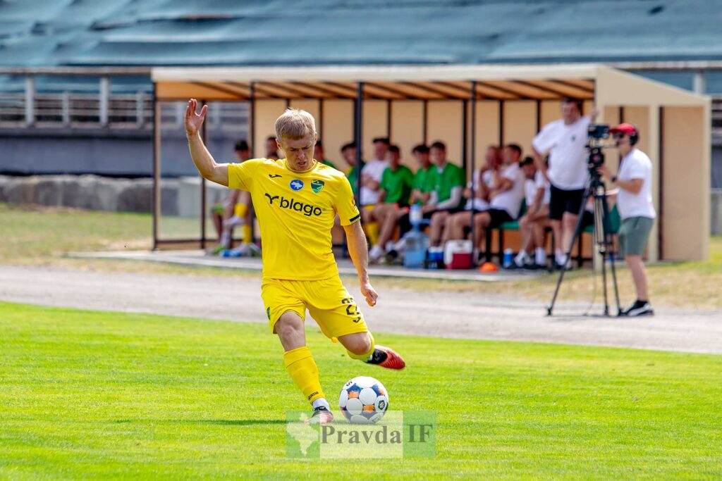 Футболіст у жовтій формі на полі