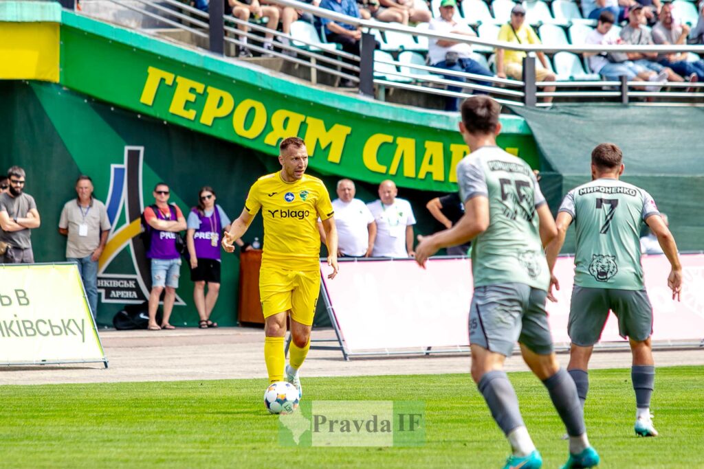 Футболіст у жовтій формі грає матч