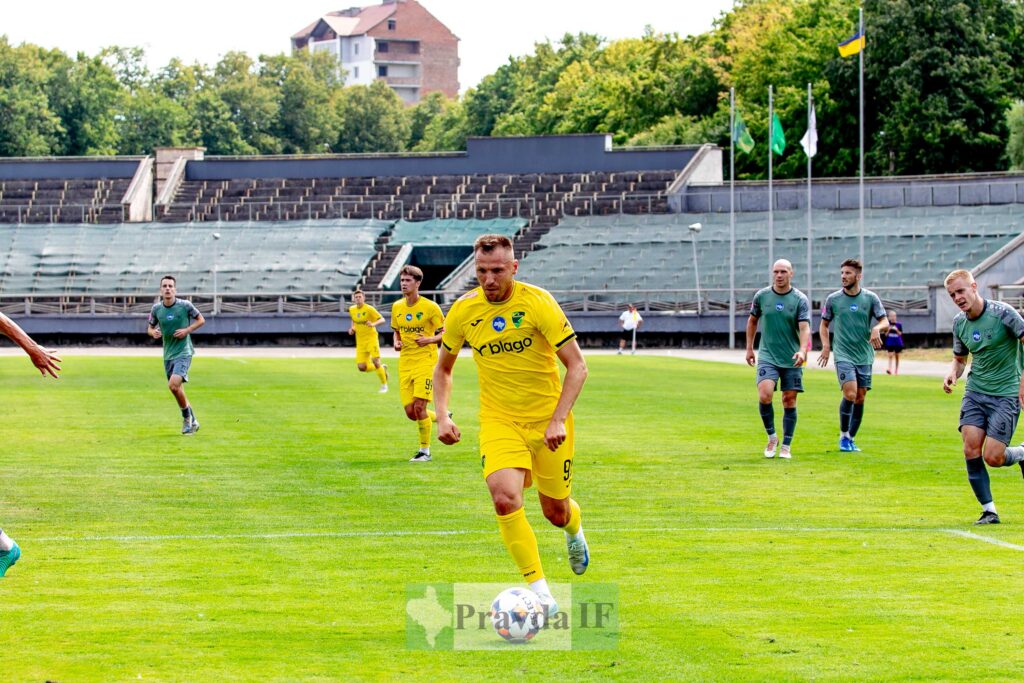 Футбольний матч на стадіоні в Україні