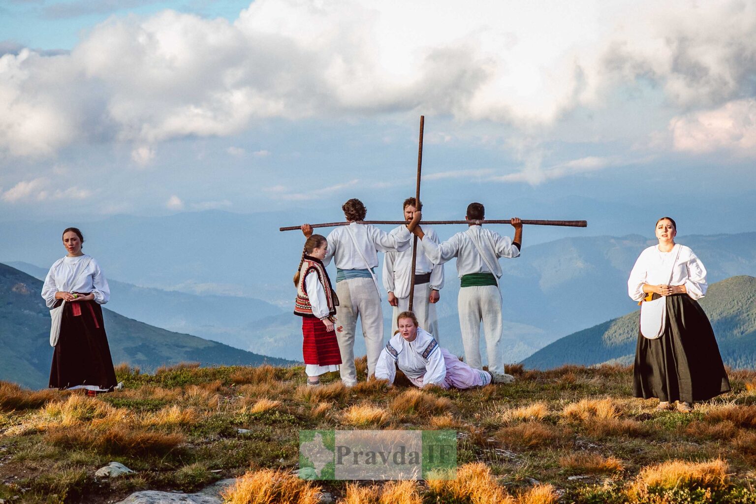 Люди в традиційному вбранні на гірському схилі