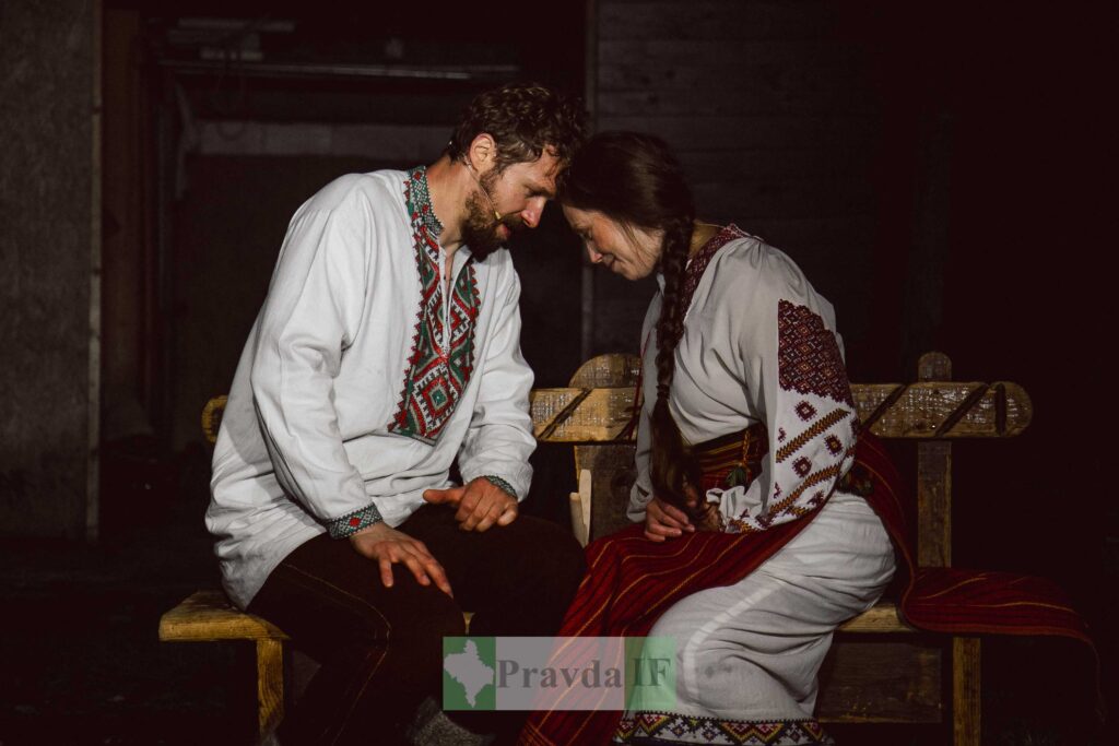 Традиційний український одяг, чоловік і жінка на лавці.