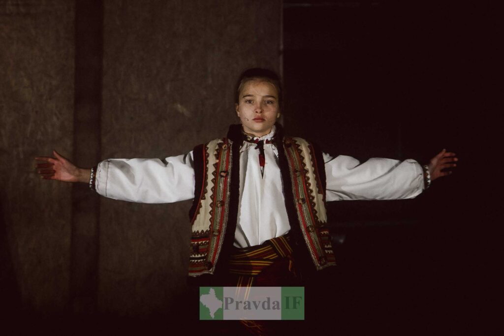 Традиційний український костюм, дівчина з розкинутими руками.