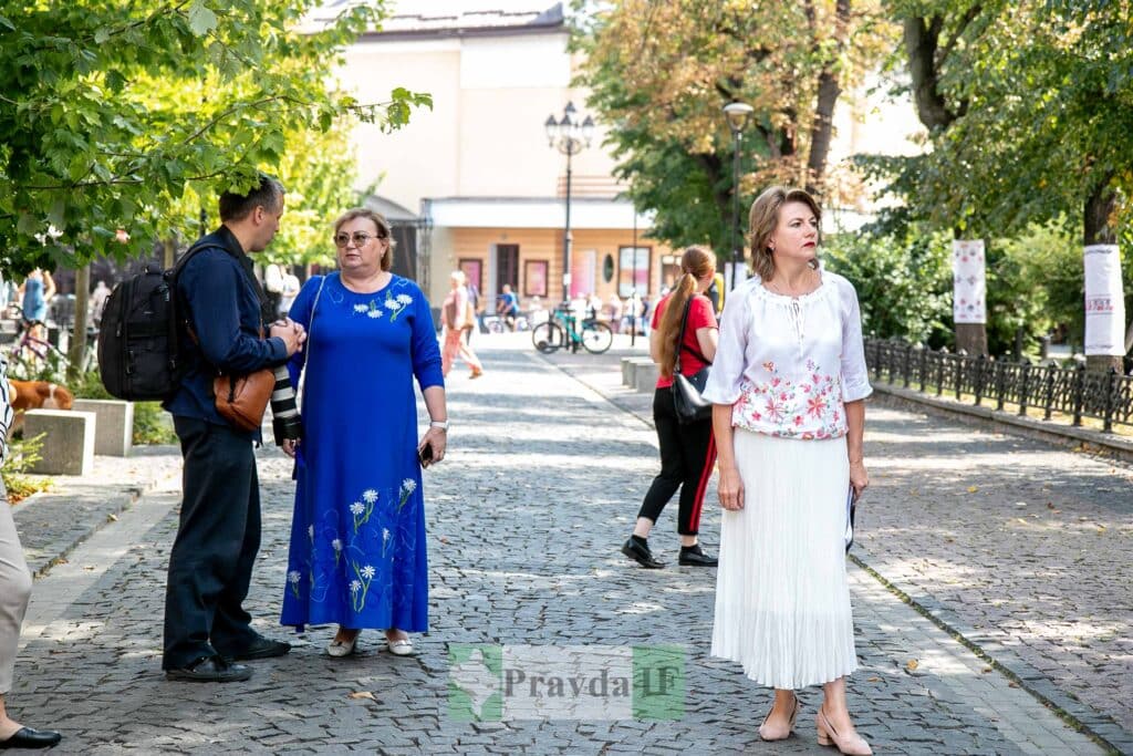 Люди на вулиці, сонячний день, зелень.