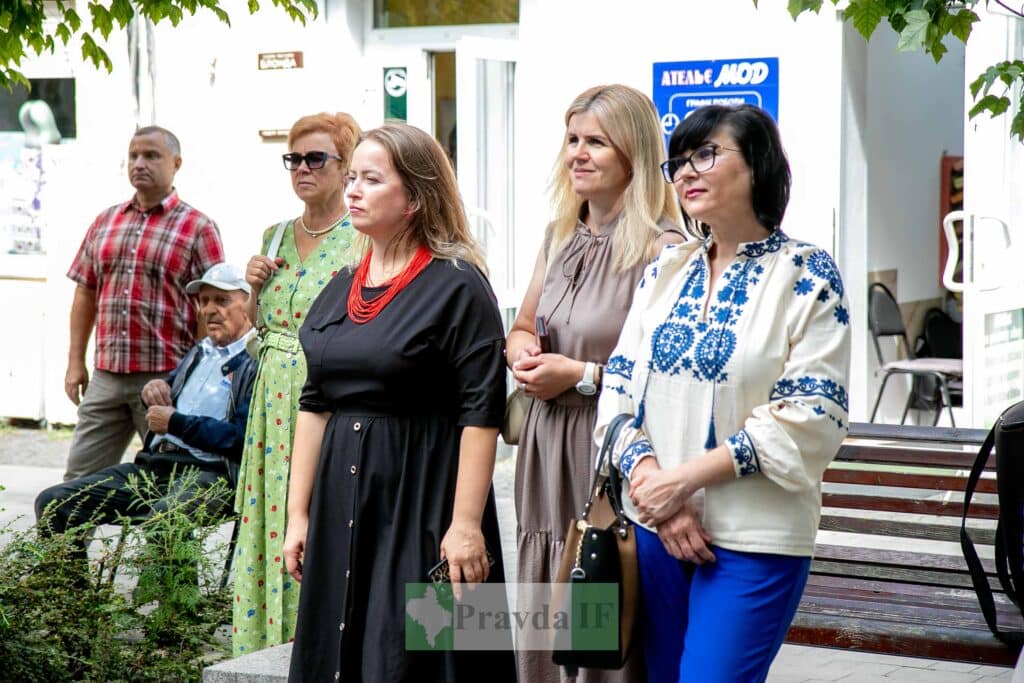 Група людей на вулиці біля ательє