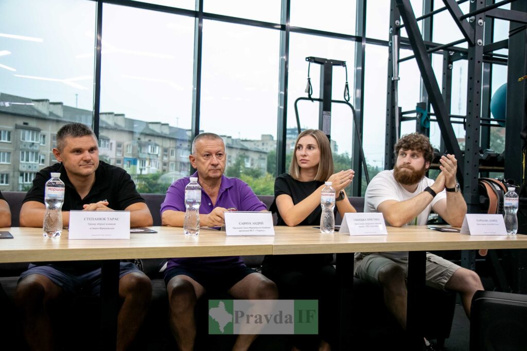 Зустріч в офісі з чотирма людьми за столом.