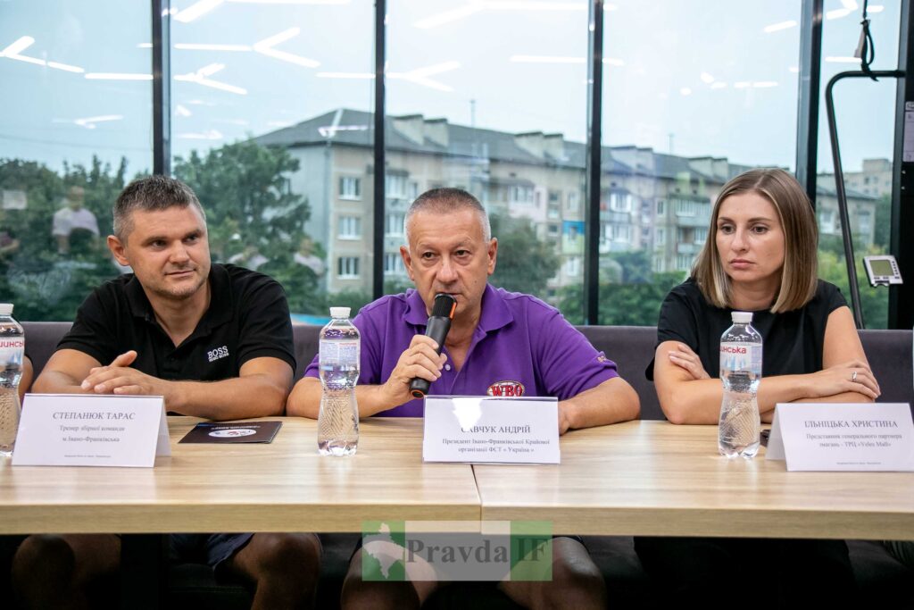Обговорення за круглим столом з мікрофоном.