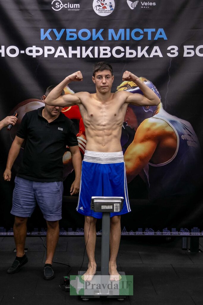 Боксер зважується перед змаганнями, в Івано-Франківську.