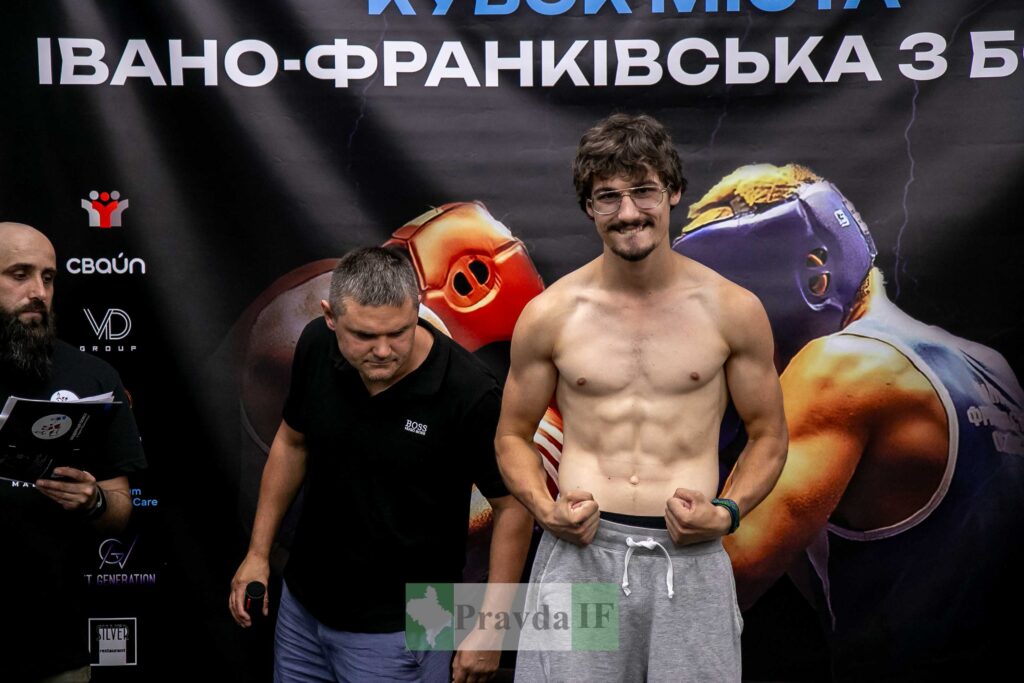 Боксерська подія Івано-Франківськ, троє чоловіків на сцені