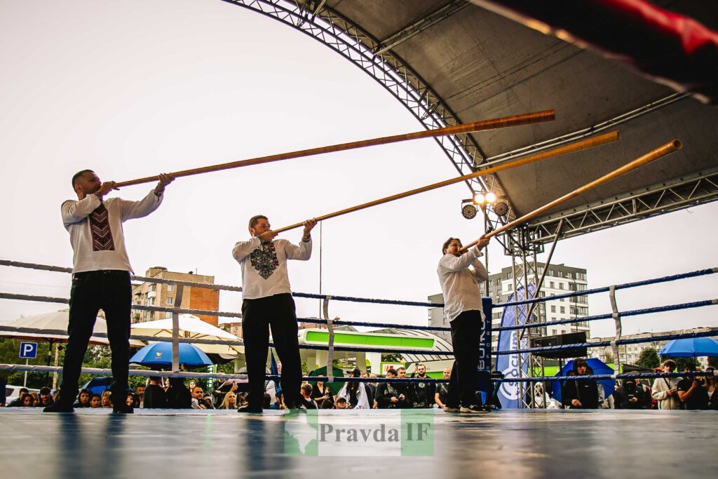 Музиканти грають на трембітах під час фестивалю.
