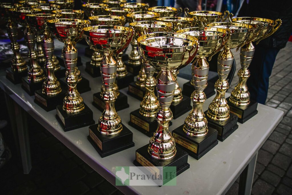 Кубки на столі перед врученням переможцям змагань.