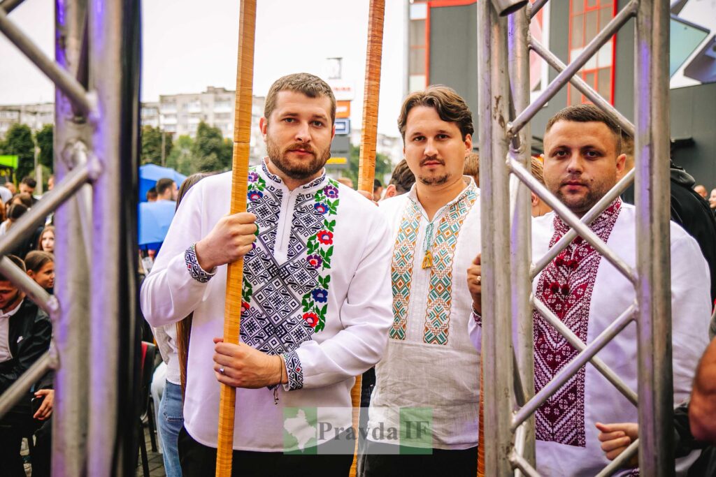 Чоловіки у вишиванках на вуличному заході