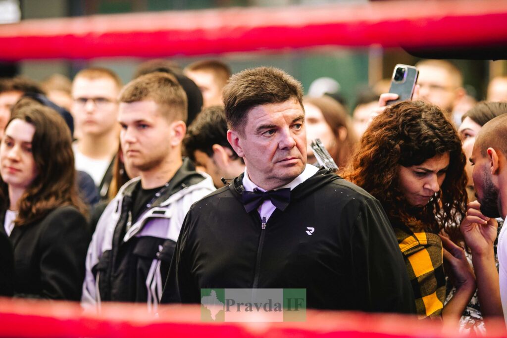 Люди на заході з червоною огорожею