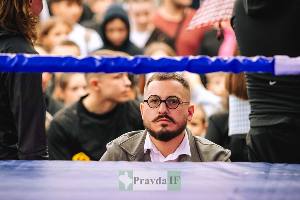 Глядач біля рингу на публічному заході
