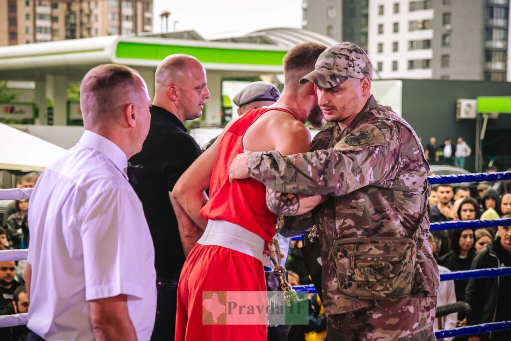 Боксерська церемонія у рингу на вулиці.