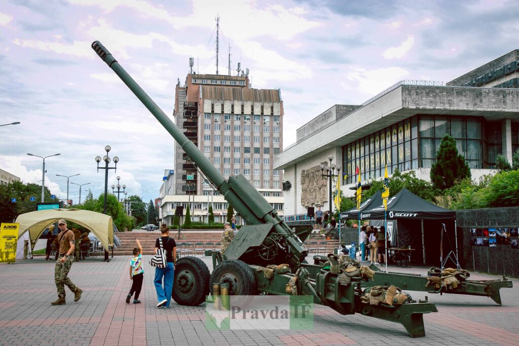 Військова артилерія на площі в українському місті.
