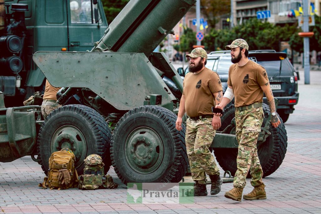 Українські військові поруч з важкою артилерією.