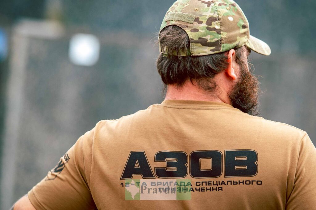 Людина в футболці з написом Азов на спині.
