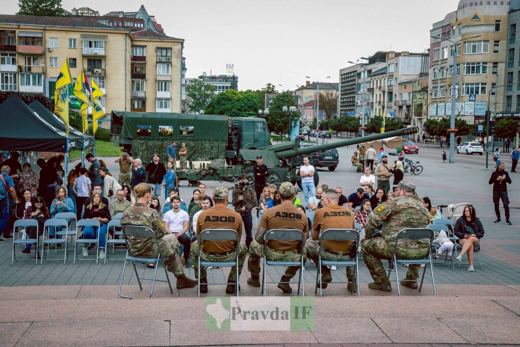 Військові заходи на площі з глядачами
