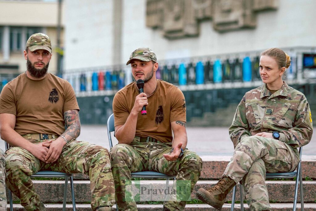 Військові в камуфляжі на відкритій зустрічі