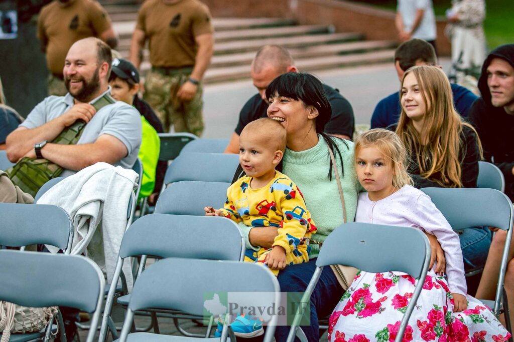 Люди сидять на заході, діти з батьками.