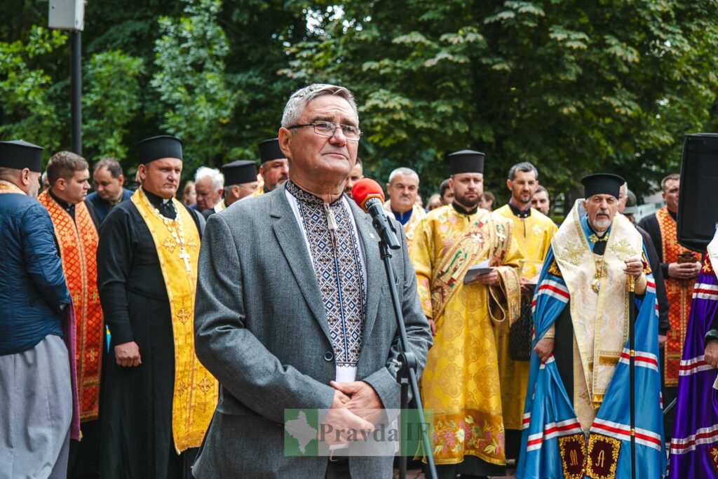 Священники на вулиці під час церемонії