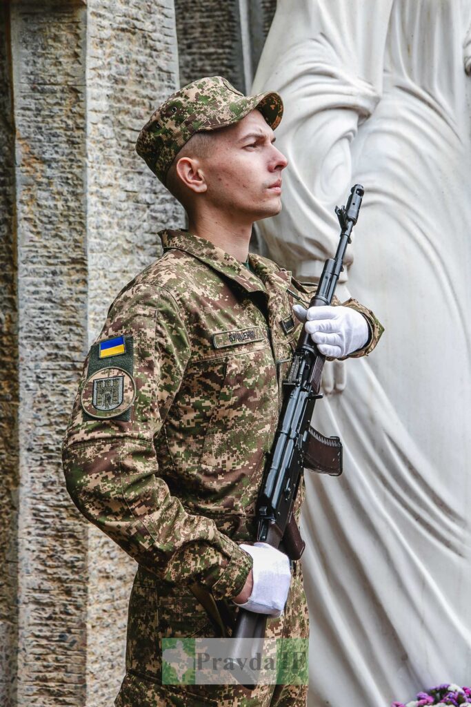 Український військовий у камуфляжі з автоматом