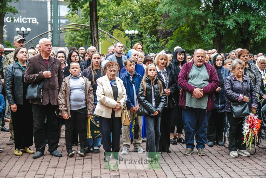 Люди на вулиці під час пам'ятного заходу